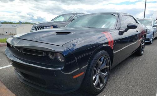 Photo 1 of 5 of 2017 Dodge Challenger SXT