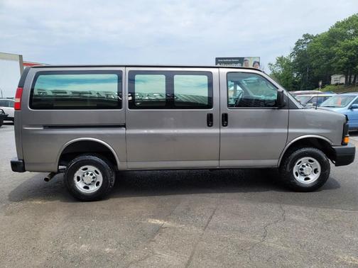 Photo 5 of 29 of 2010 Chevrolet Express 2500 Cargo