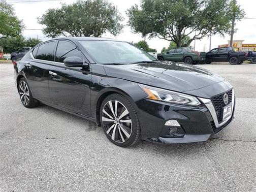 Photo 3 of 32 of 2020 Nissan Altima 2.0 Platinum