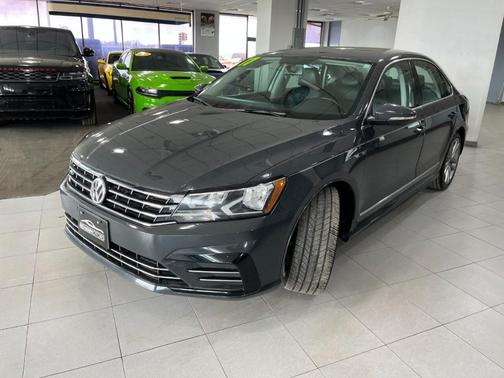 Photo 4 of 44 of 2017 Volkswagen Passat 1.8T R-Line