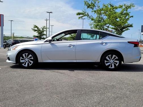 Photo 3 of 32 of 2020 Nissan Altima 2.5 S