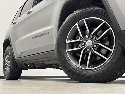 Photo 3 of 42 of 2017 Jeep Grand Cherokee Limited