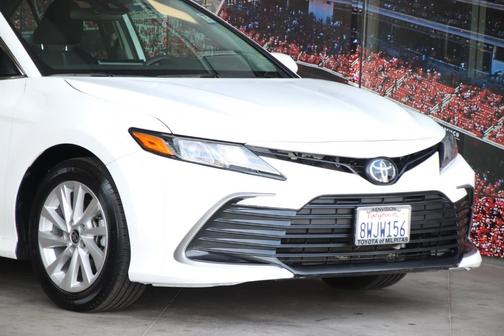Photo 2 of 28 of 2022 Toyota Camry LE