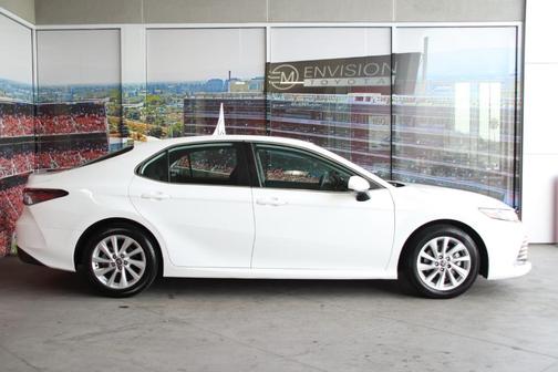 Photo 4 of 28 of 2022 Toyota Camry LE