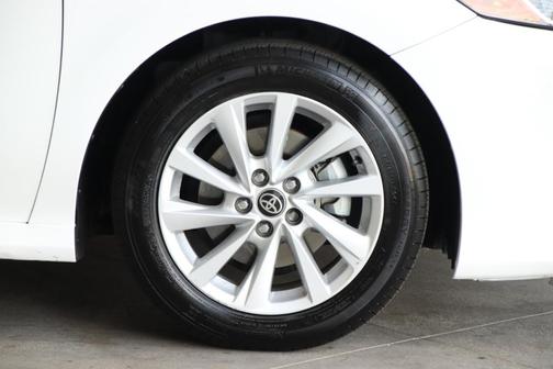 Photo 5 of 28 of 2022 Toyota Camry LE