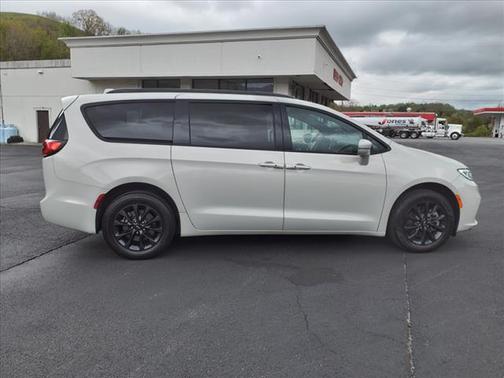 Photo 2 of 21 of 2021 Chrysler Pacifica Limited