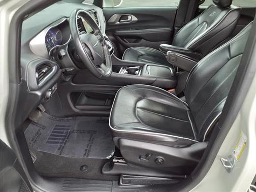 Photo 4 of 21 of 2021 Chrysler Pacifica Limited
