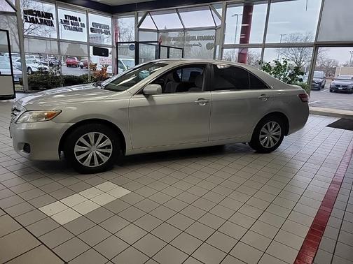 Photo 3 of 25 of 2011 Toyota Camry LE