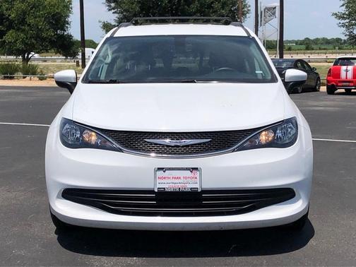 Photo 2 of 29 of 2020 Chrysler Voyager LXI