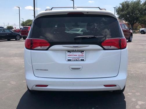 Photo 5 of 29 of 2020 Chrysler Voyager LXI