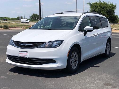 Photo 3 of 29 of 2020 Chrysler Voyager LXI