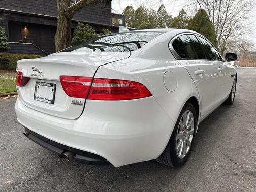 Photo 4 of 32 of 2019 Jaguar XE 25t