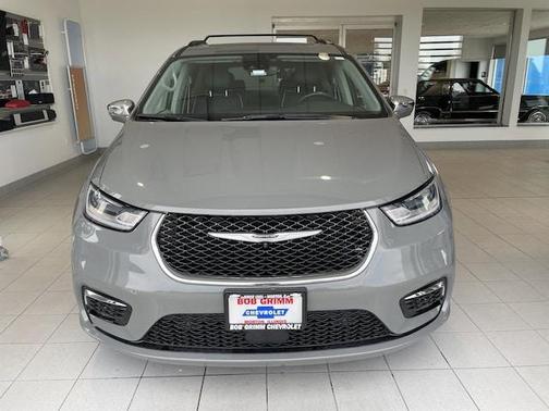 Photo 3 of 30 of 2022 Chrysler Pacifica Limited