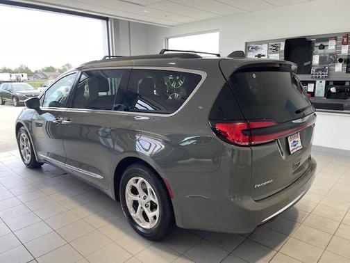 Photo 4 of 30 of 2022 Chrysler Pacifica Limited