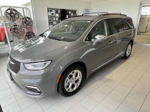 Photo 2 of 30 of 2022 Chrysler Pacifica Limited