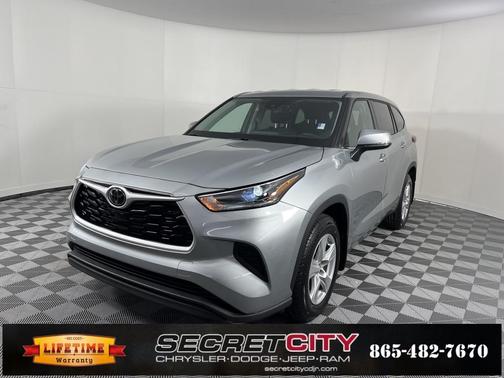 Photo 3 of 23 of 2021 Toyota Highlander L