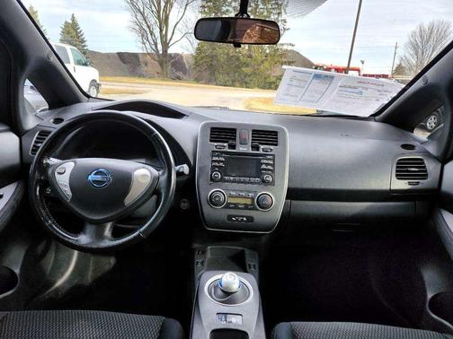 Photo 4 of 27 of 2013 Nissan Leaf S