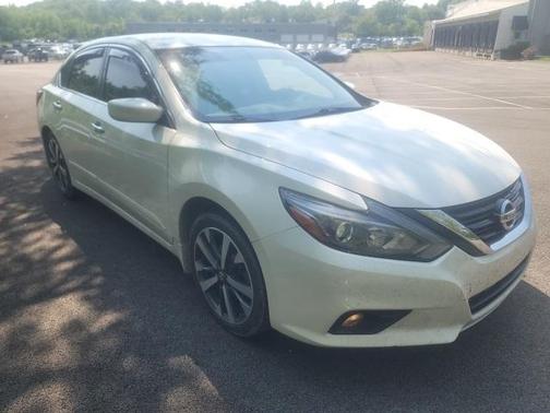 Photo 4 of 12 of 2017 Nissan Altima 2.5 SR