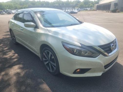 Photo 3 of 12 of 2017 Nissan Altima 2.5 SR