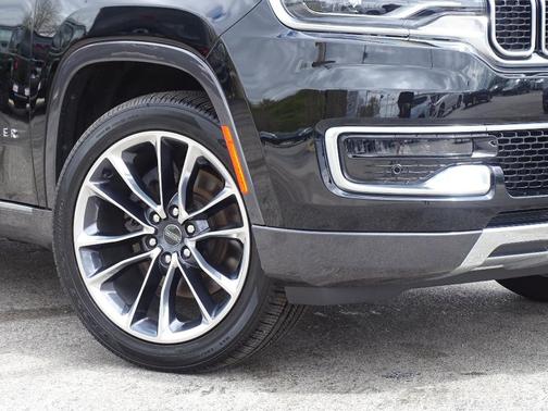 Photo 3 of 45 of 2022 Jeep Wagoneer Series III