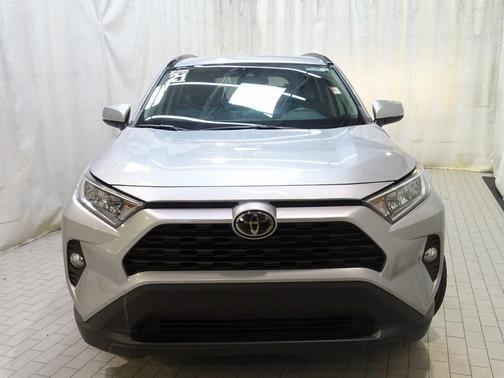 Photo 4 of 21 of 2021 Toyota RAV4 XLE