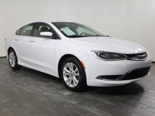 Photo 4 of 35 of 2017 Chrysler 200 Limited