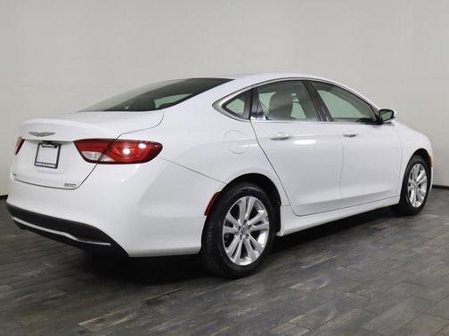 Photo 5 of 35 of 2017 Chrysler 200 Limited