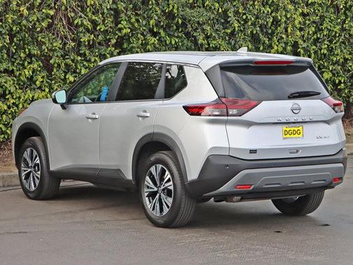 Photo 2 of 31 of 2022 Nissan Rogue SV