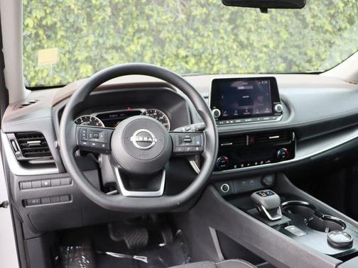 Photo 4 of 31 of 2022 Nissan Rogue SV