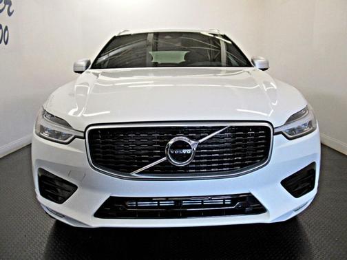 Photo 2 of 24 of 2019 Volvo XC60 T5 R-Design