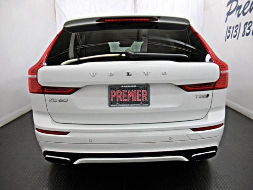 Photo 5 of 24 of 2019 Volvo XC60 T5 R-Design