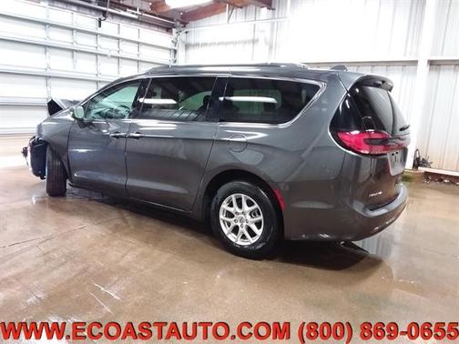 Photo 3 of 21 of 2021 Chrysler Pacifica Touring-L