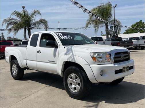 Photo 5 of 13 of 2009 Toyota Tacoma PreRunner Access Cab