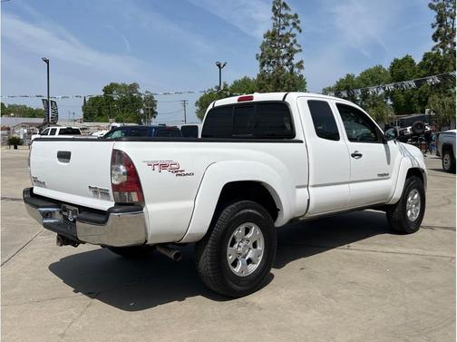 Photo 4 of 13 of 2009 Toyota Tacoma PreRunner Access Cab