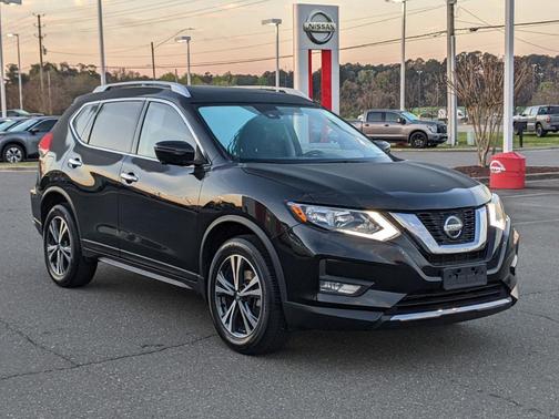 Photo 3 of 44 of 2020 Nissan Rogue SV