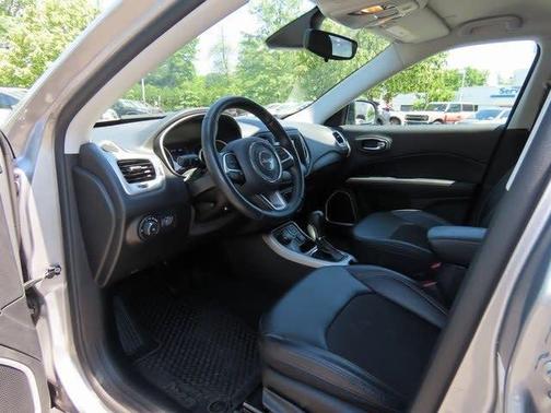 Photo 2 of 26 of 2020 Jeep Compass Latitude
