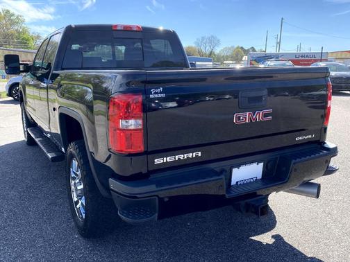 Photo 3 of 41 of 2017 GMC Sierra 2500 Denali