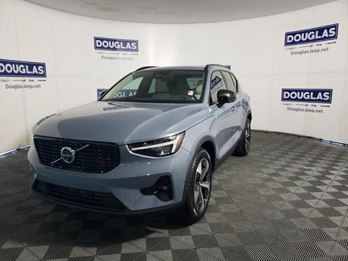 Photo 3 of 20 of 2023 Volvo XC40 B4 Plus Dark Theme