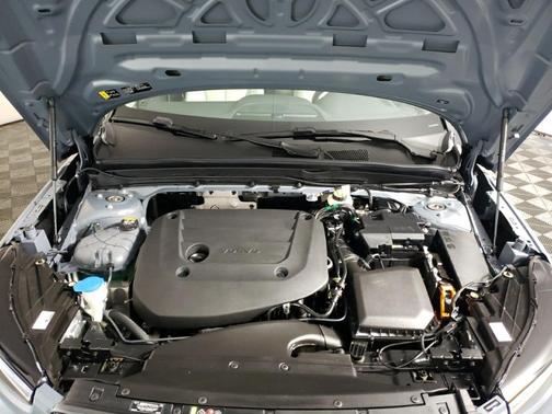 Photo 2 of 20 of 2023 Volvo XC40 B4 Plus Dark Theme