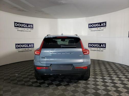 Photo 5 of 20 of 2023 Volvo XC40 B4 Plus Dark Theme