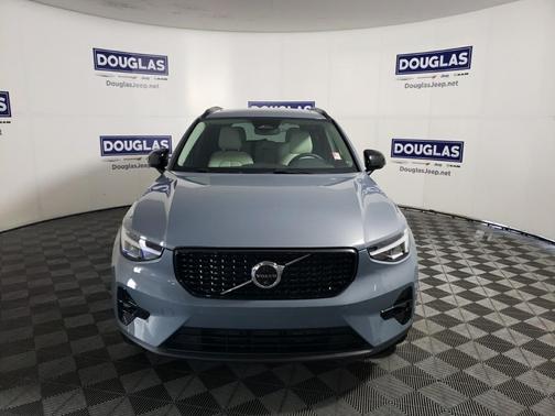 Photo 1 of 20 of 2023 Volvo XC40 B4 Plus Dark Theme