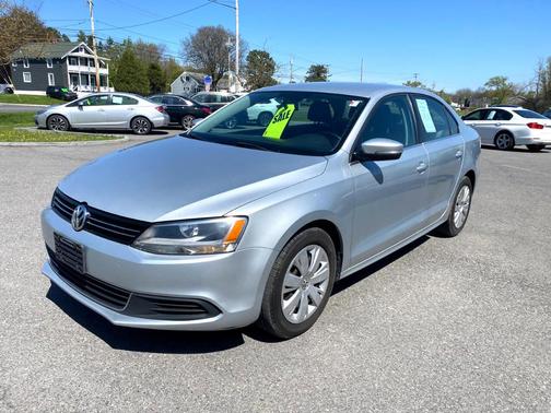 Photo 4 of 23 of 2013 Volkswagen Jetta SE