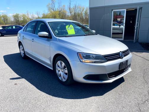 Photo 2 of 23 of 2013 Volkswagen Jetta SE