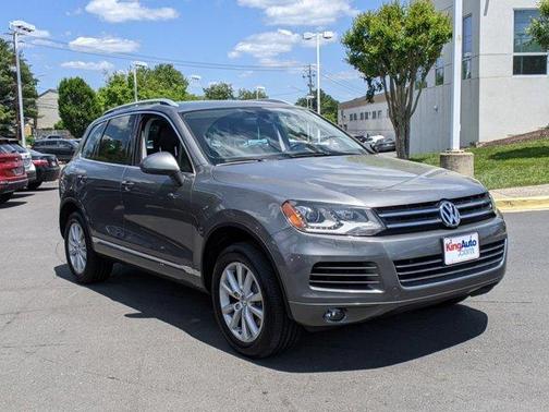 Photo 2 of 25 of 2014 Volkswagen Touareg Sport