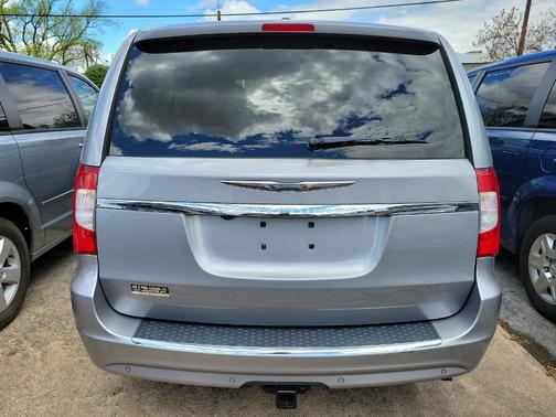 Photo 5 of 28 of 2014 Chrysler Town & Country Touring-L