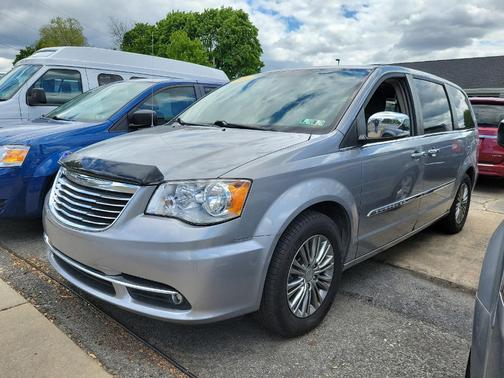 Photo 3 of 28 of 2014 Chrysler Town & Country Touring-L