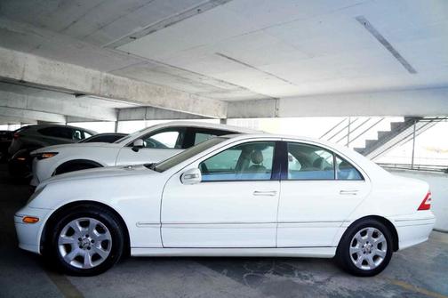 Photo 3 of 26 of 2005 Mercedes-Benz C-Class C240