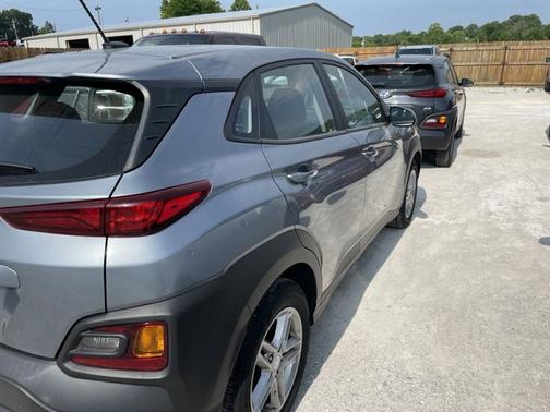 Photo 3 of 4 of 2021 Hyundai Kona SE