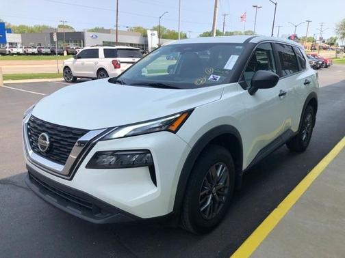 Photo 3 of 5 of 2021 Nissan Rogue S