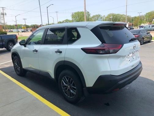 Photo 5 of 5 of 2021 Nissan Rogue S